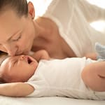 În vizită la mamă și bebe: ce e bine să faci și ce nu?